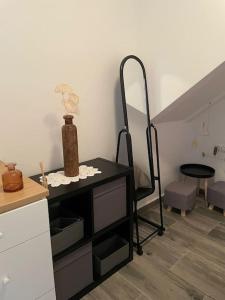 une pièce avec une table avec un vase dessus dans l'établissement Alojamiento Rural Los Corrales, à Algodonales 17 autres photos