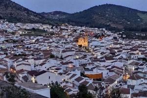 - une vue sur une ville avec des maisons blanches et des montagnes dans l'établissement Alojamiento Rural Los Corrales, à Algodonales