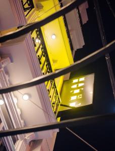 1991 Boutique Hotel في فان ثيت: إطلالة على مبنى في الليل مع أضواء
