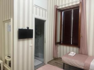 ローマにあるLin Mareのベッドと窓が備わる小さな客室です。