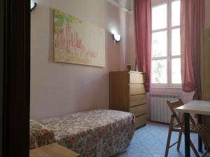 ローマにあるDormire a Romaのベッドルーム1室(ベッド1台、ドレッサー、窓付)
