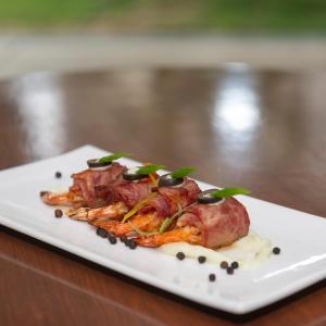 um prato de comida numa mesa de madeira em Clover Greens Golf Course and Resort em Sarjāpur mais 65 fotografias