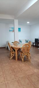Kép Habitación matrimonial en un bajo baño compartido Areas compartidas szállásáról Abadesben a galériában