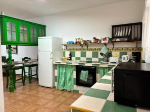 A kitchen or kitchenette at Habitación matrimonial en un bajo baño compartido Areas compartidas
