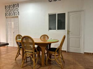 Kép Habitación matrimonial en un bajo baño compartido Areas compartidas szállásáról Abadesben a galériában