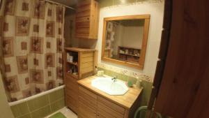 La salle de bains est pourvue d'un lavabo et d'un miroir. dans l'établissement Chambre à 11km de Paris dans appartement de 100m carrés - vue imprenable, à Saint-Gratien