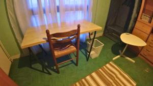 Cette chambre dispose d'une table et d'une chaise en bois. dans l'établissement Chambre à 11km de Paris dans appartement de 100m carrés - vue imprenable, à Saint-Gratien