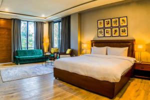 Ein Bett oder Betten in einem Zimmer der Unterkunft Lemon Lodges By Roomy, Nathiagali