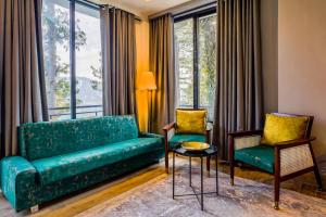 Ein Sitzbereich in der Unterkunft Lemon Lodges By Roomy, Nathiagali
