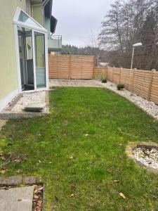 a backyard with a yard with a fence and a yard at Ferien Haus Chino Bad Kissingen/Garitz in Bad Kissingen