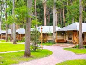 un camping en el bosque con árboles en Serengeti Park Resort, en Hodenhagen