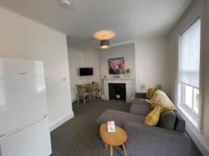 uma sala de estar com um sofá e uma lareira em BOURNECOAST - APARTMENT NEAR BEACH & CENTRE-FM6141 em Bournemouth