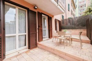 patio con mesa y sillas en el balcón en Appartamento Torrioni - by Casêta en Ancona