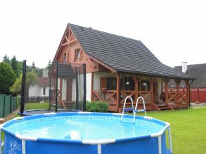 dom z basenem przed domem w obiekcie Santoczno Santohaus Dom Wakacyjny nr 7 w mieście Santoczno