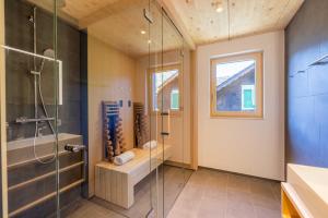 een badkamer met een douche en een glazen douchecabine bij Apartmenthaus A24 in Schruns