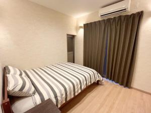 四海一家(101) 日本一戸建 【天下茶屋から徒歩8分】最大5名宿泊可能房間的床