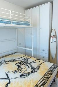 ein Schlafzimmer mit einem Bett mit Design darauf in der Unterkunft M355 - Marcelli, bilocale con giardino e parcheggio in Marcelli