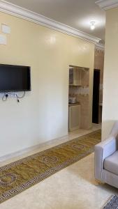 a living room with a flat screen tv on a wall at شقق العاصفه4 in Khamis Mushayt