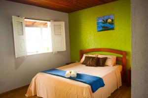 1 dormitorio con cama y ventana en Paraíso das Canárias, en Araioses