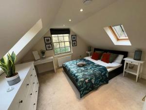 ein Schlafzimmer mit einem Bett im Dachgeschoss in der Unterkunft The Gate House - 3 Bed & Parking in Edinburgh