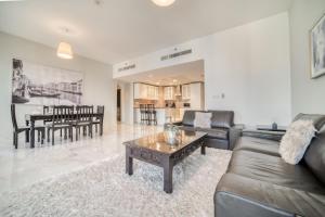 Posezení v ubytování 300m From The Beach - JBR Apartment with Sea & Dubai Eye Views + 37 fotografií