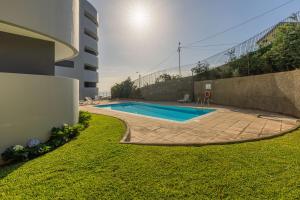 - une piscine dans une cour à côté d'un bâtiment dans l'établissement Kaizen Home & Pool, à Funchal