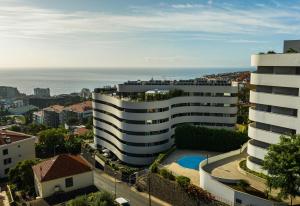 - une vue sur un bâtiment avec piscine dans l'établissement Kaizen Home & Pool, à Funchal