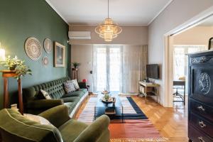 sala de estar con sofá y TV en Musicians home - University, en Atenas
