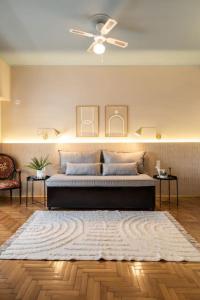 ein Schlafzimmer mit einem Bett mit einem weißen Teppich in der Unterkunft Musicians home - University in Athen
