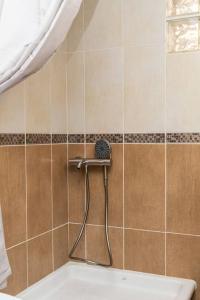 ein Bad mit Dusche, WC und Vorhang in der Unterkunft Musicians home - University in Athen