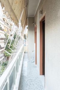 einen leeren Flur eines Gebäudes mit Balkon in der Unterkunft Musicians home - University in Athen