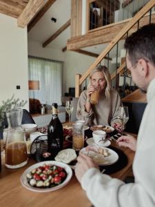 Een man en een vrouw die aan een tafel eten. bij Alpine Lofts M26 in Grossarl