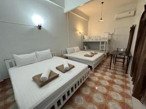 Tempat tidur dalam kamar di Phuket Old Town Hostel