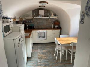 A kitchen or kitchenette at Chata Kunvald