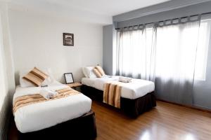 una camera d'albergo con due letti e una finestra di Nyadha House Bed & Breakfast a Patan
