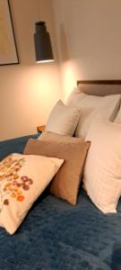 Una cama con almohadas y una lámpara. en Falcon Apartment Center 2 Metro Złote Tarasy, en Varsovia 23 fotos más