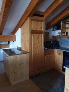 uma cozinha com armários de madeira e uma bancada em Chesa Foppas App Nr 7 em Sils Maria