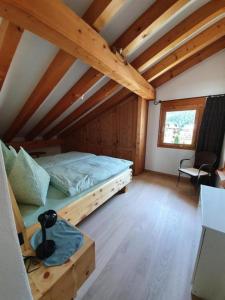 um quarto com uma cama num quarto com tectos em madeira em Chesa Foppas App Nr 7 em Sils Maria