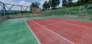 Tenis alebo squash v ubytovaní Penzion Na Bělisku alebo jeho okolí