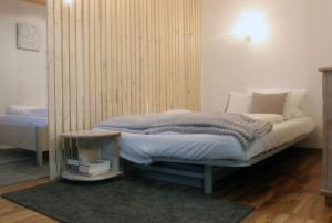 un piccolo letto in una camera con ainyl di Haus Waldblick a Philippsreut