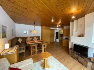 ein Wohnzimmer mit einem Sofa und einem Tisch in der Unterkunft Chesa Florineth  Studio ÖV und Bergbahnen inklusive Sommer in Samedan