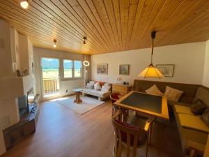 ein Wohnzimmer mit einem Sofa und einem Tisch in der Unterkunft Chesa Florineth  Studio ÖV und Bergbahnen inklusive Sommer in Samedan