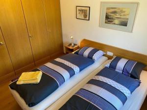 2 Betten nebeneinander in einem Zimmer in der Unterkunft Chesa Florineth  Studio ÖV und Bergbahnen inklusive Sommer in Samedan