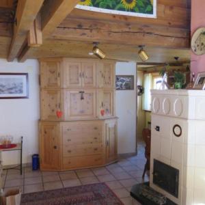 cocina con un gran armario de madera y fogones en Haus 116A en Tarasp