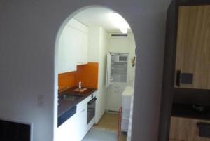 uma arcada numa cozinha com um lavatório e um balcão em Chesa Margretta, 2 ZWG im 1 Obergeschoss em Sils Maria