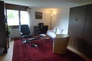 um quarto de hotel com uma cama e duas cadeiras em Chesa Margretta, 2 ZWG im 1 Obergeschoss em Sils Maria