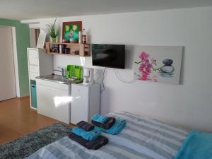 een slaapkamer met een bed met handdoeken erop bij Kleine Unterkunft für Selbstversorger in Neurenberg