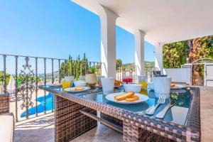 - une table de petit-déjeuner sur un balcon avec vue sur l'océan dans l'établissement Villa Dos Hermanas, à Frigiliana