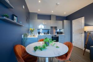 Η κουζίνα ή μικρή κουζίνα στο Elliot Oliver - Loft Style 2 Bedroom Apartment With Parking In The Docks +13 φωτογραφίες