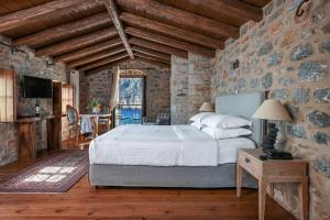 Postel nebo postele na pokoji v ubytování Kyrimai Hotel